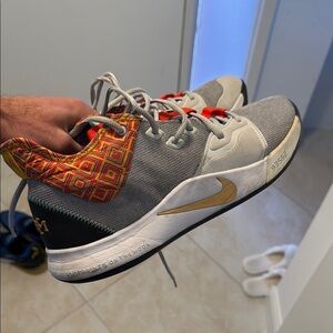 Nike PAUL GEORGE BHM bball shoes in good shape